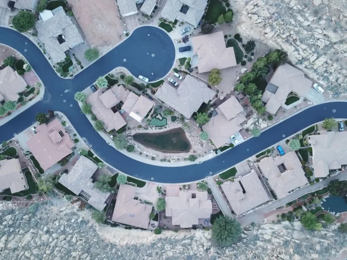 Vista aérea de un nuevo loteamiento y urbanización en desarrollo
