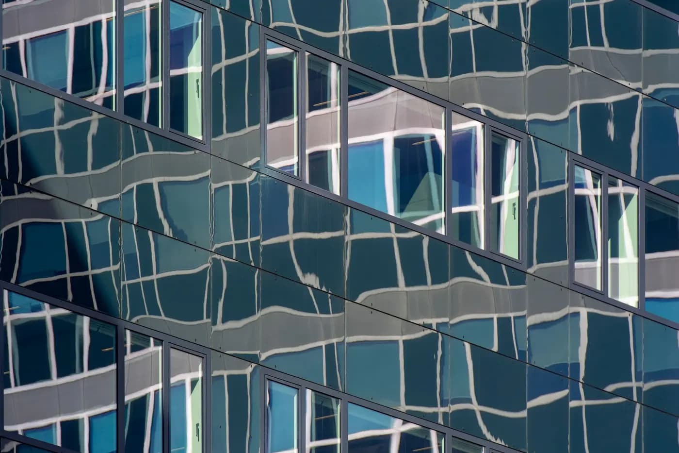 Fachada vidriada de edificio con aberturas y cerramientos