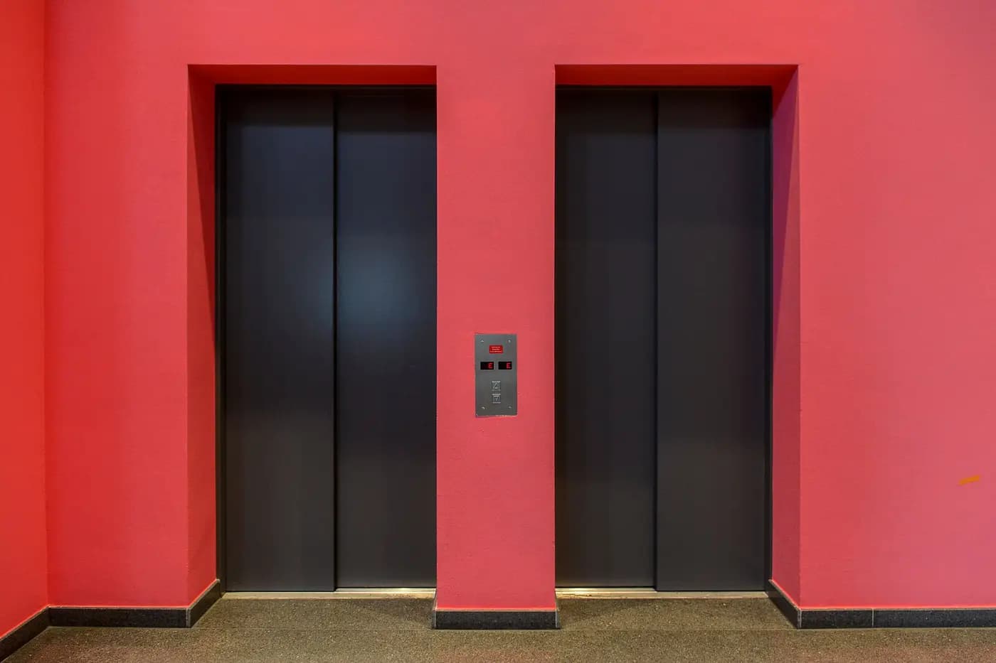 Puertas de ascensor en edificio moderno