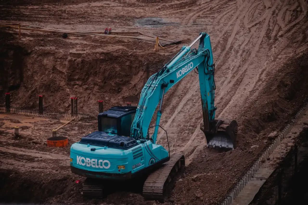 Excavadora trabajando en movimiento de suelo para urbanización