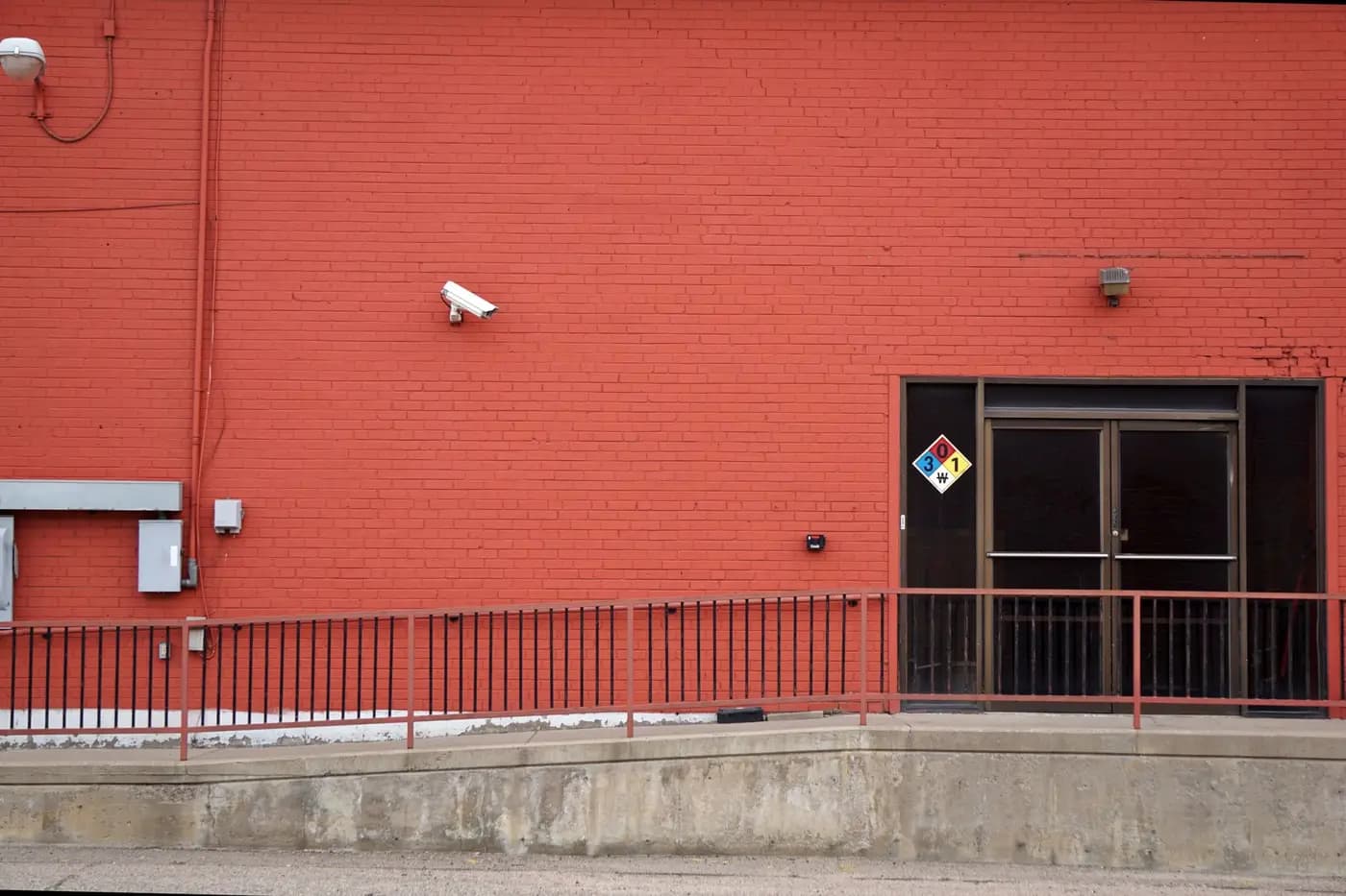 Cámara de seguridad y acceso técnico en un edificio